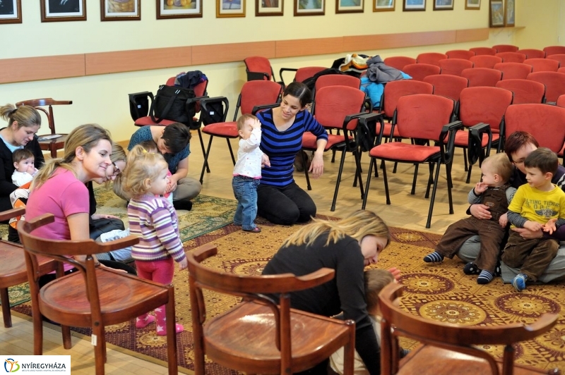 Ringató a könyvtárban - fotó Szarka Lajos