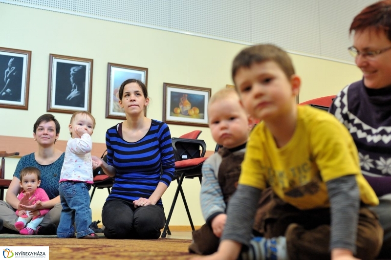 Ringató a könyvtárban - fotó Szarka Lajos