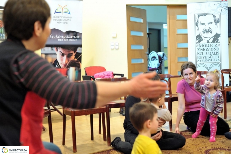 Ringató a könyvtárban - fotó Szarka Lajos