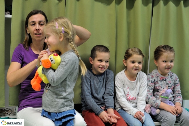 Ovicsalogató a Szent Imre óvodában - fotó Szarka Lajos