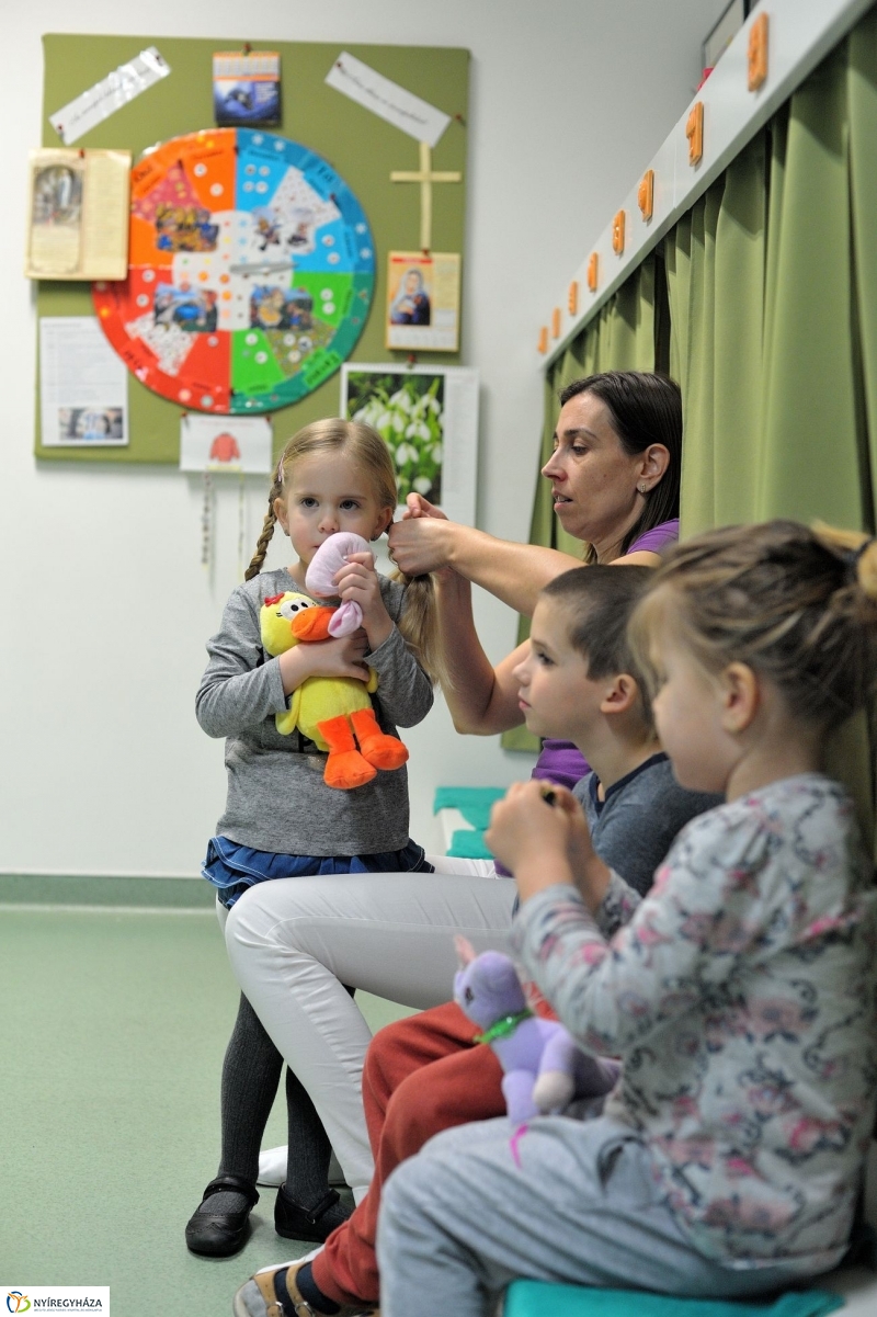 Ovicsalogató a Szent Imre óvodában - fotó Szarka Lajos