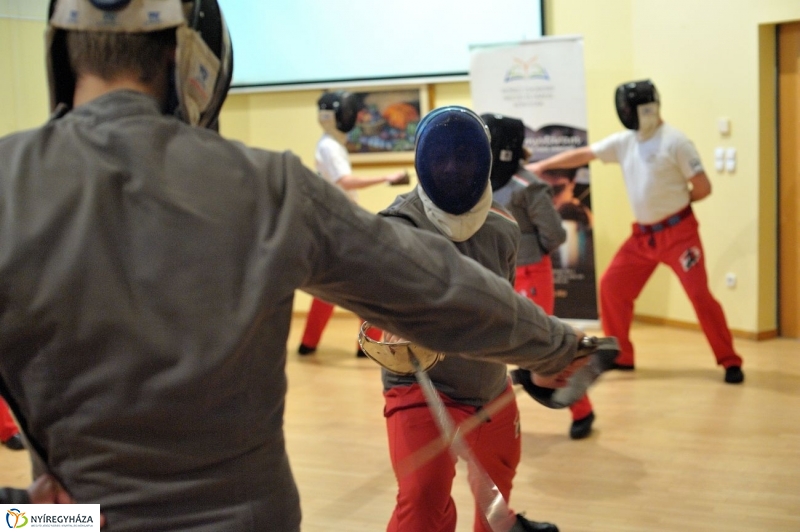 Szablyát rántottak - fotó Szarka Lajos