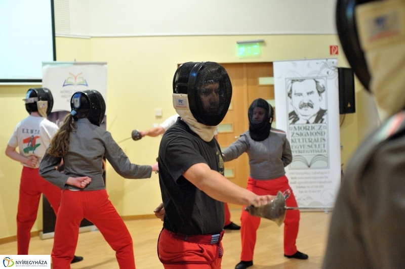 Szablyát rántottak - fotó Szarka Lajos