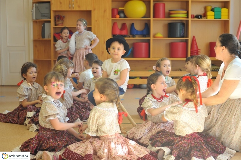 Így tedd rá az Eszterlánc oviban - fotó Szarka Lajos