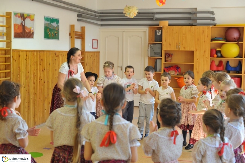 Így tedd rá az Eszterlánc oviban - fotó Szarka Lajos