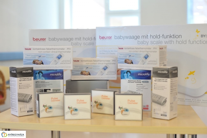 Adomány a gyermekosztálynak - fotó Szarka Lajos