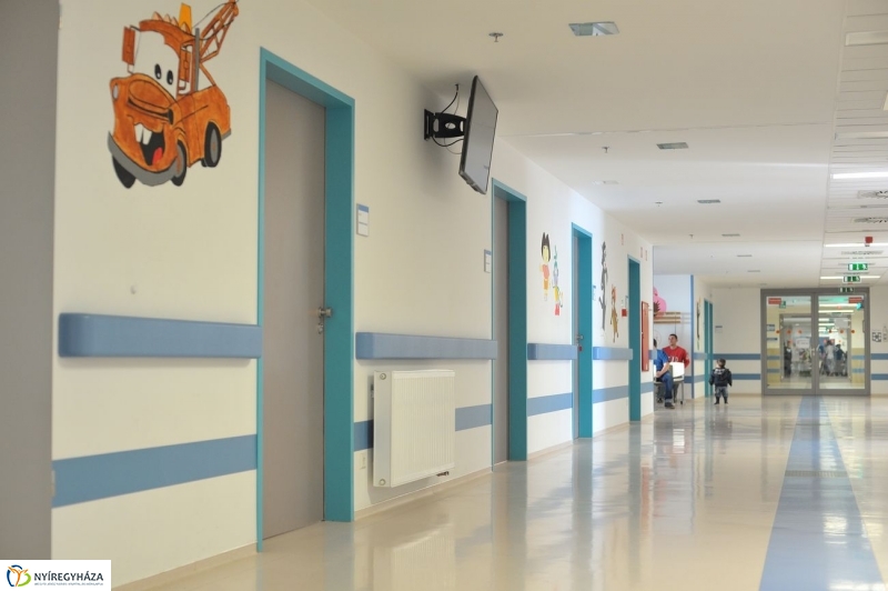 Adomány a gyermekosztálynak - fotó Szarka Lajos