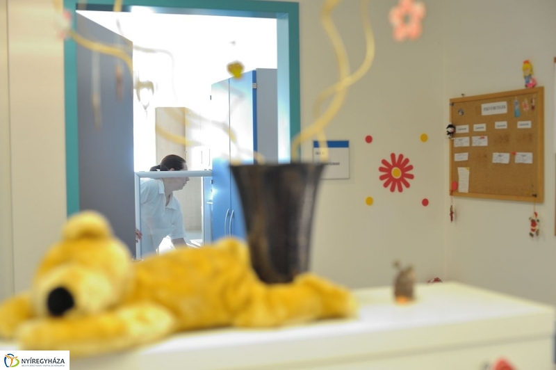 Adomány a gyermekosztálynak - fotó Szarka Lajos