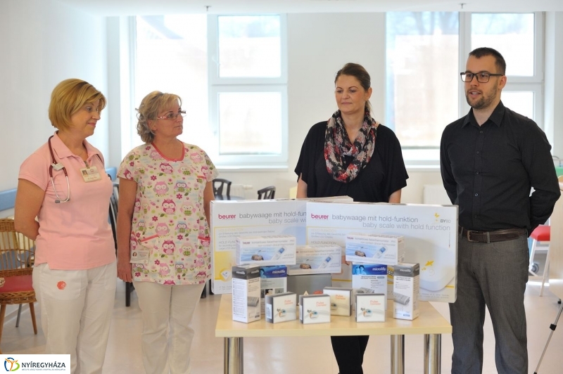 Adomány a gyermekosztálynak - fotó Szarka Lajos