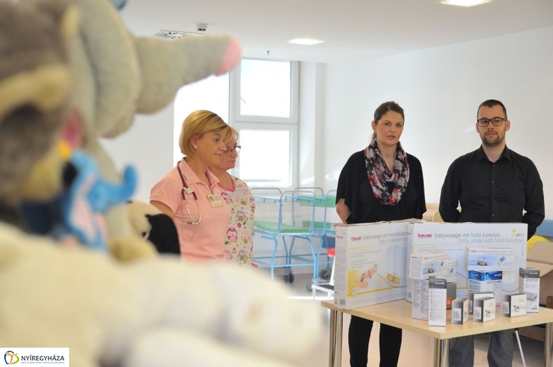 Adomány a gyermekosztálynak - fotó Szarka Lajos