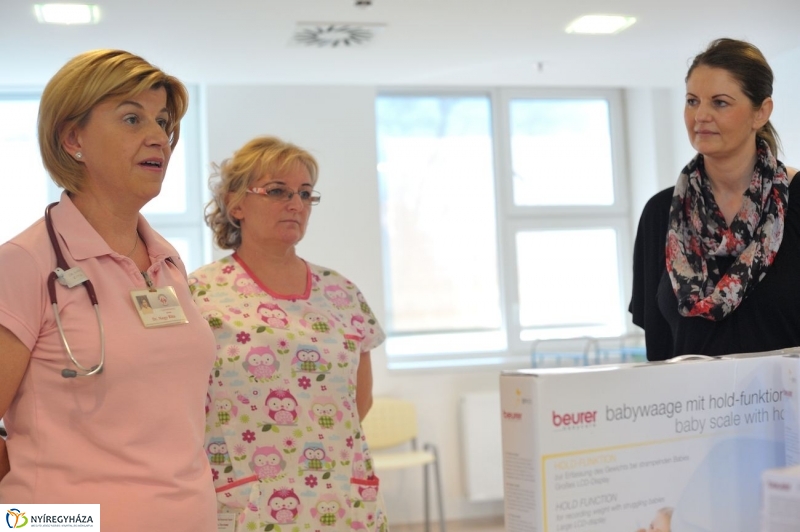 Adomány a gyermekosztálynak - fotó Szarka Lajos