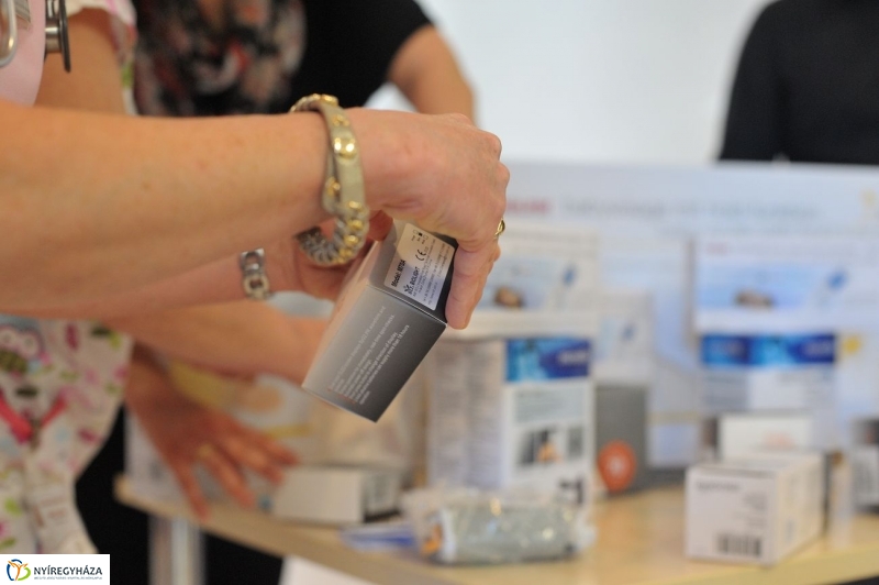 Adomány a gyermekosztálynak - fotó Szarka Lajos