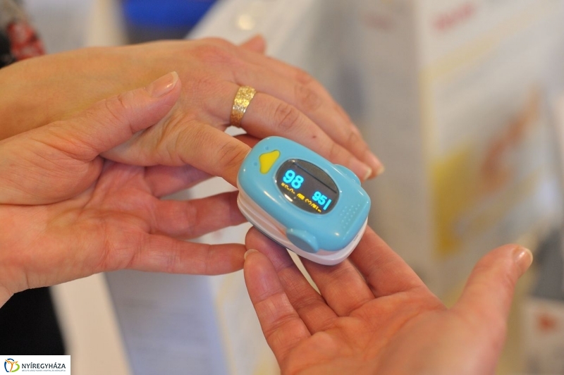 Adomány a gyermekosztálynak - fotó Szarka Lajos