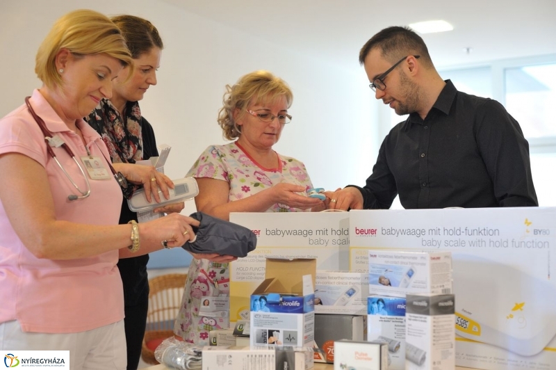 Adomány a gyermekosztálynak - fotó Szarka Lajos