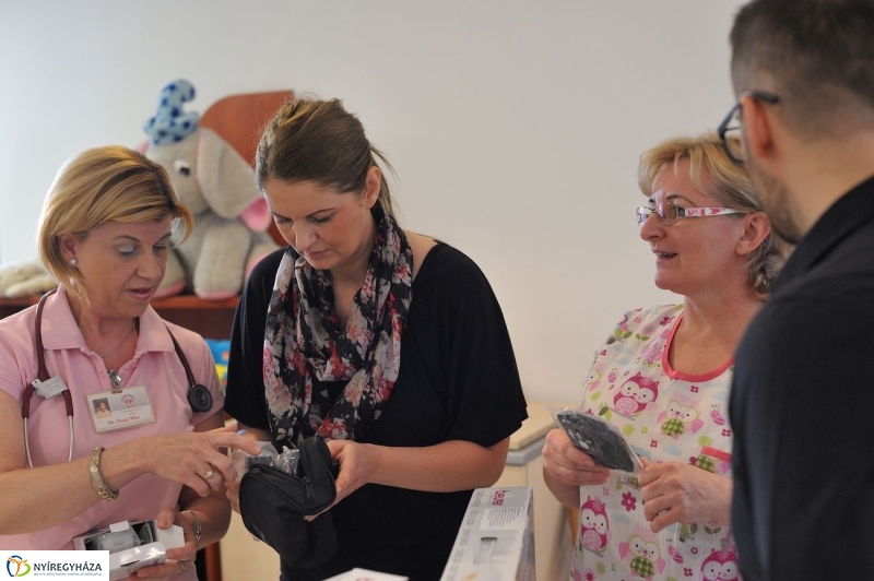 Adomány a gyermekosztálynak - fotó Szarka Lajos