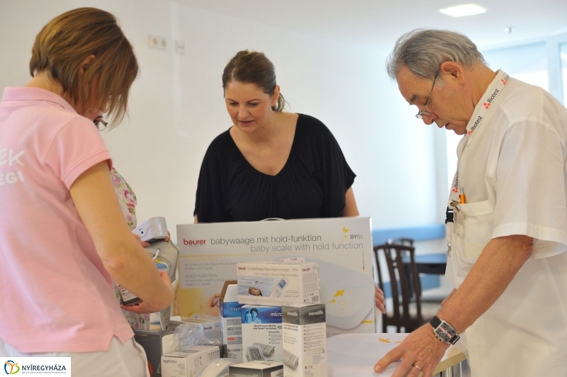 Adomány a gyermekosztálynak - fotó Szarka Lajos