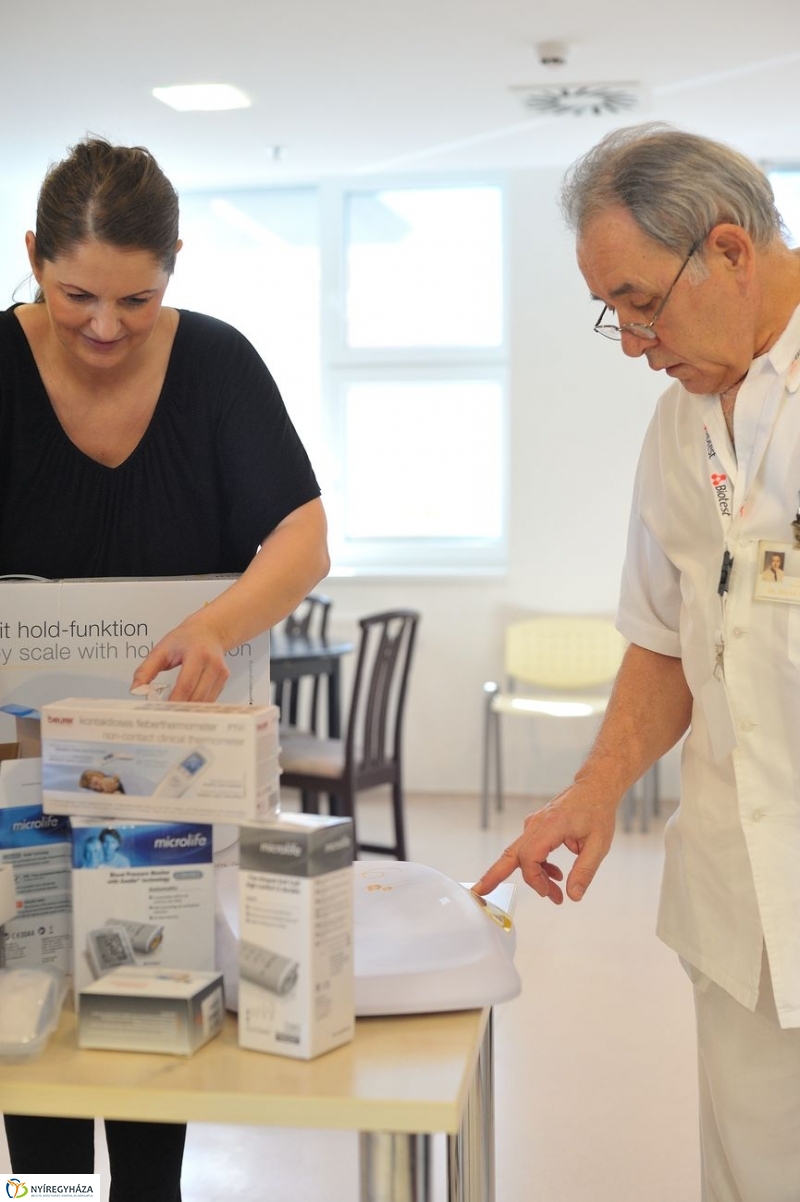 Adomány a gyermekosztálynak - fotó Szarka Lajos