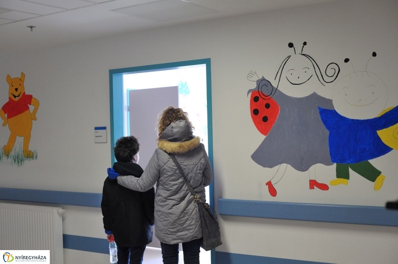 Adomány a gyermekosztálynak - fotó Szarka Lajos