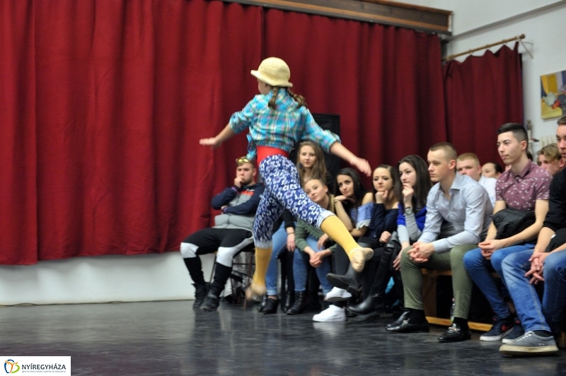 Táncverseny a művészetiben - fotó Szarka Lajos