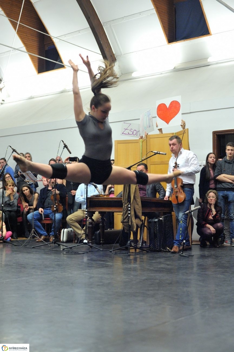 Táncverseny a művészetiben - fotó Szarka Lajos