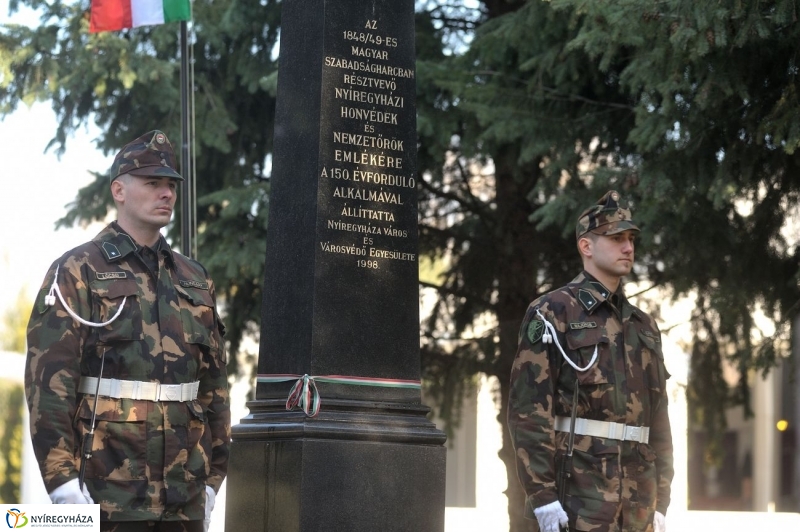 Virágok a hősök sírján - fotó Szarka Lajos