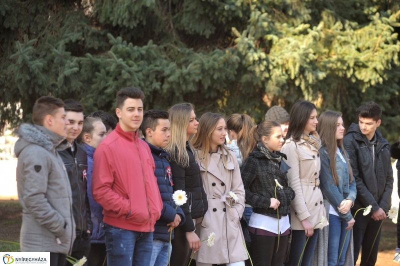 Virágok a hősök sírján - fotó Szarka Lajos