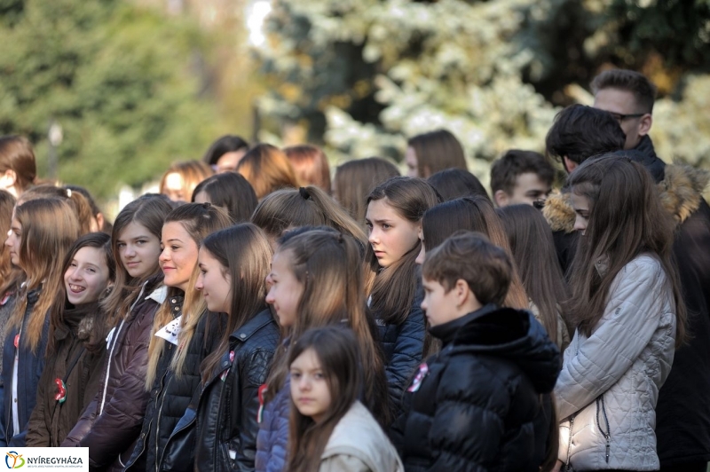 Virágok a hősök sírján - fotó Szarka Lajos