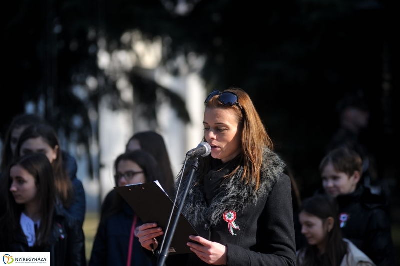 Virágok a hősök sírján - fotó Szarka Lajos