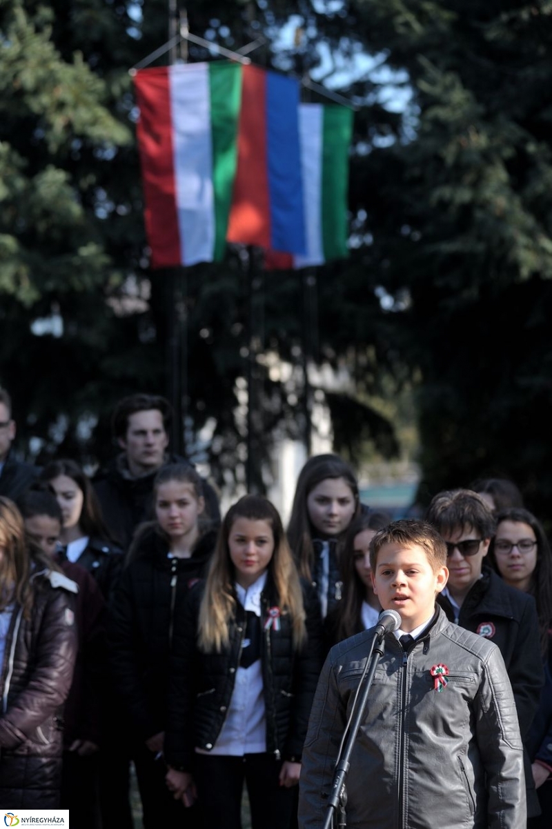 Virágok a hősök sírján - fotó Szarka Lajos