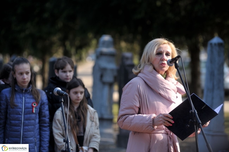 Virágok a hősök sírján - fotó Szarka Lajos