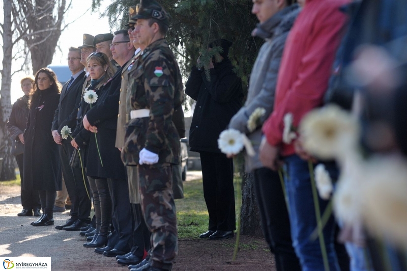Virágok a hősök sírján - fotó Szarka Lajos