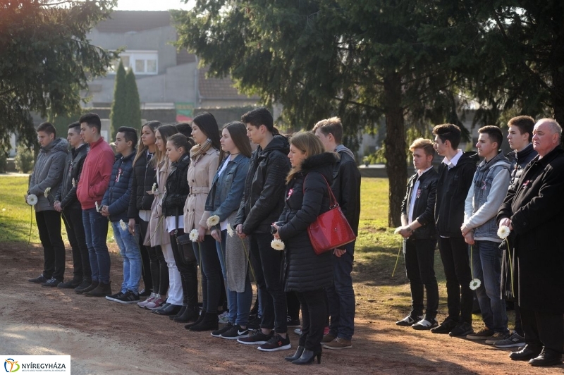 Virágok a hősök sírján - fotó Szarka Lajos