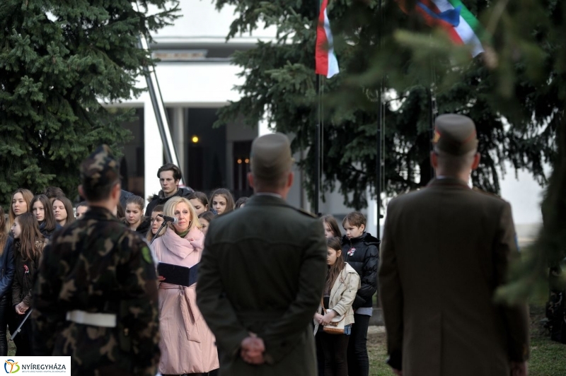 Virágok a hősök sírján - fotó Szarka Lajos