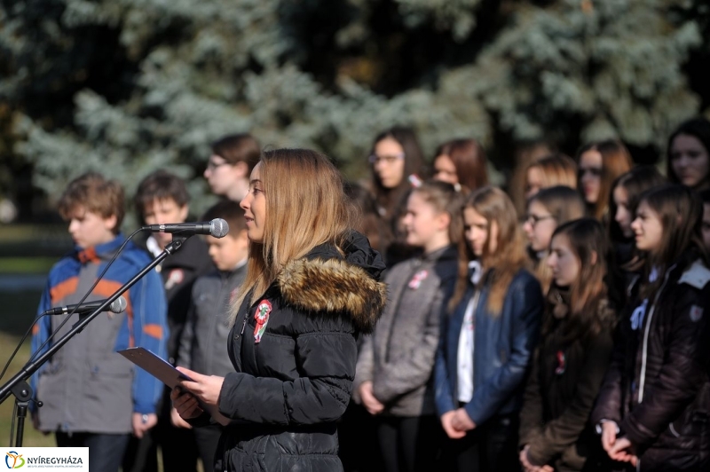 Virágok a hősök sírján - fotó Szarka Lajos