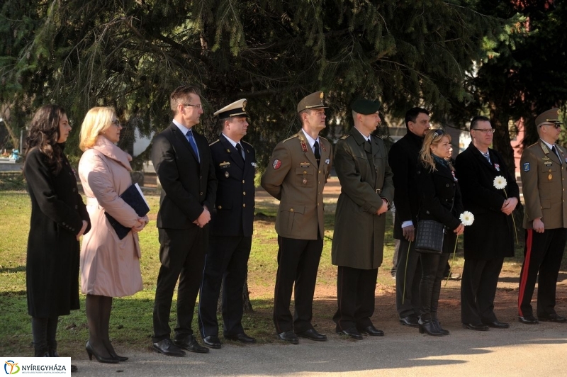 Virágok a hősök sírján - fotó Szarka Lajos