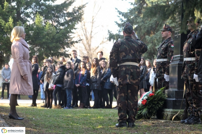 Virágok a hősök sírján - fotó Szarka Lajos
