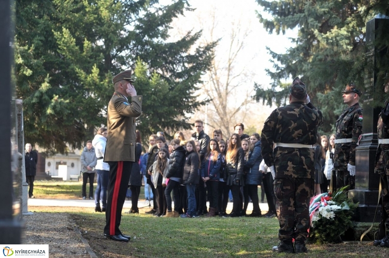 Virágok a hősök sírján - fotó Szarka Lajos