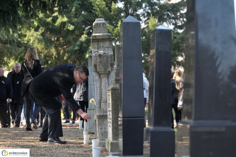 Virágok a hősök sírján - fotó Szarka Lajos