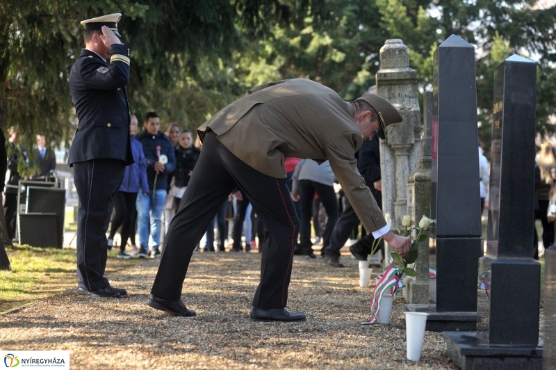 Virágok a hősök sírján - fotó Szarka Lajos