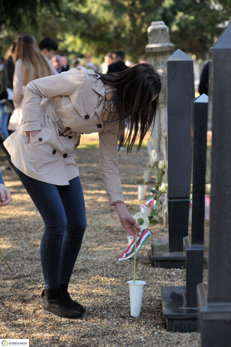 Virágok a hősök sírján - fotó Szarka Lajos