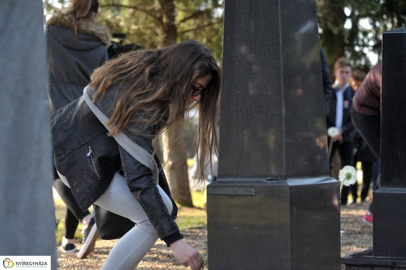 Virágok a hősök sírján - fotó Szarka Lajos