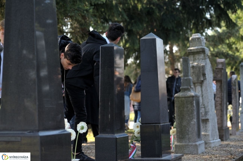 Virágok a hősök sírján - fotó Szarka Lajos
