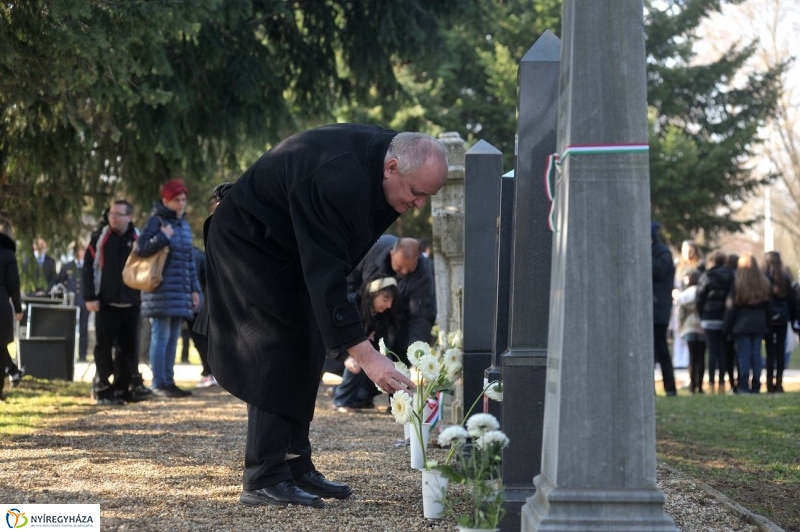 Virágok a hősök sírján - fotó Szarka Lajos