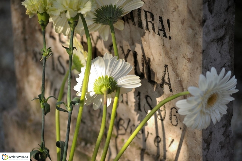 Virágok a hősök sírján - fotó Szarka Lajos