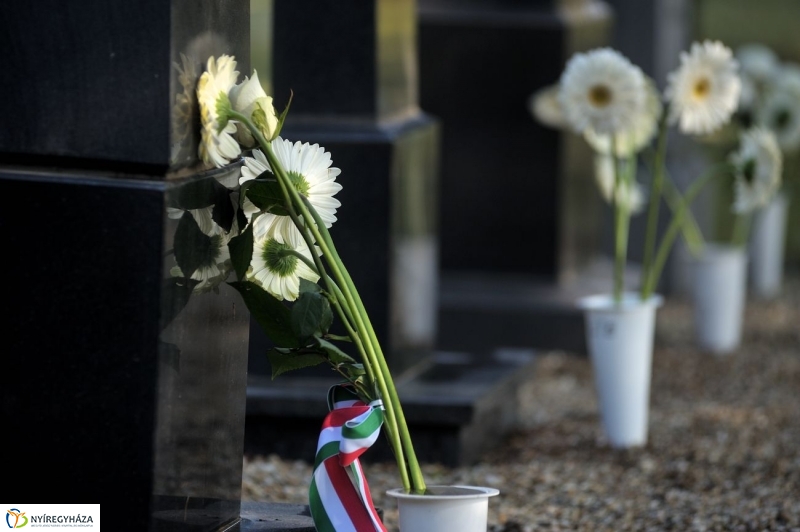 Virágok a hősök sírján - fotó Szarka Lajos