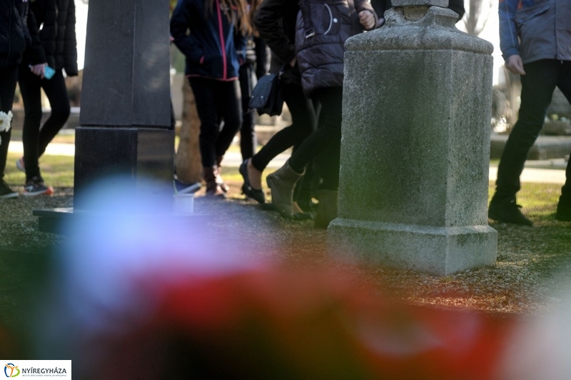 Virágok a hősök sírján - fotó Szarka Lajos