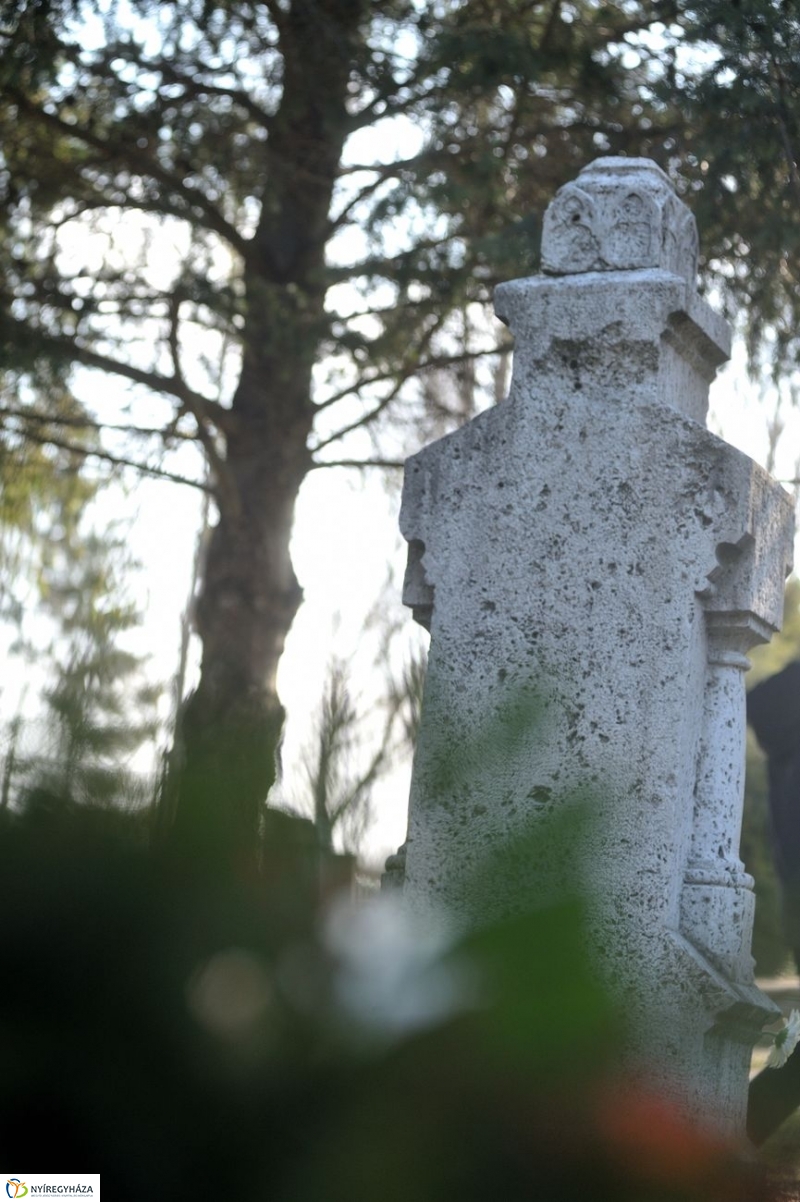 Virágok a hősök sírján - fotó Szarka Lajos