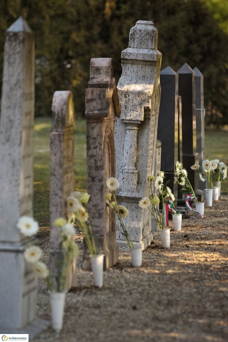 Virágok a hősök sírján - fotó Szarka Lajos