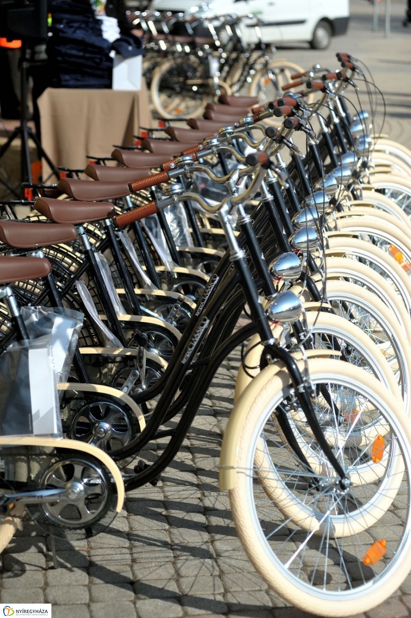 Adomány a polgárőröknek - fotó Szarka Lajos