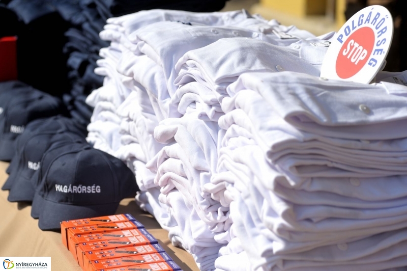 Adomány a polgárőröknek - fotó Szarka Lajos